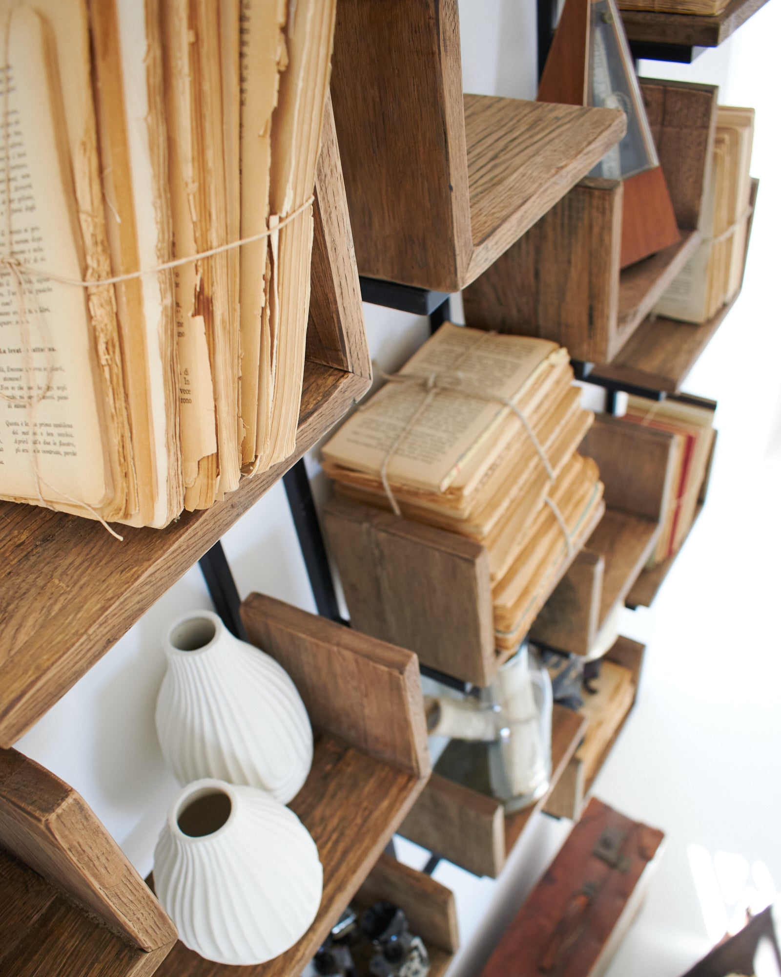 Libreria da parete in legno e ferro Segno 70 cm - OrchideaMilano1981