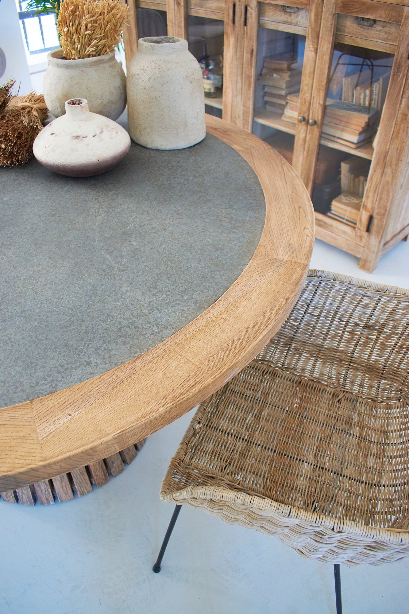 Tavolo rotondo in legno massello con top in zinco Elafonissos 140 cm - OrchideaMilano1981