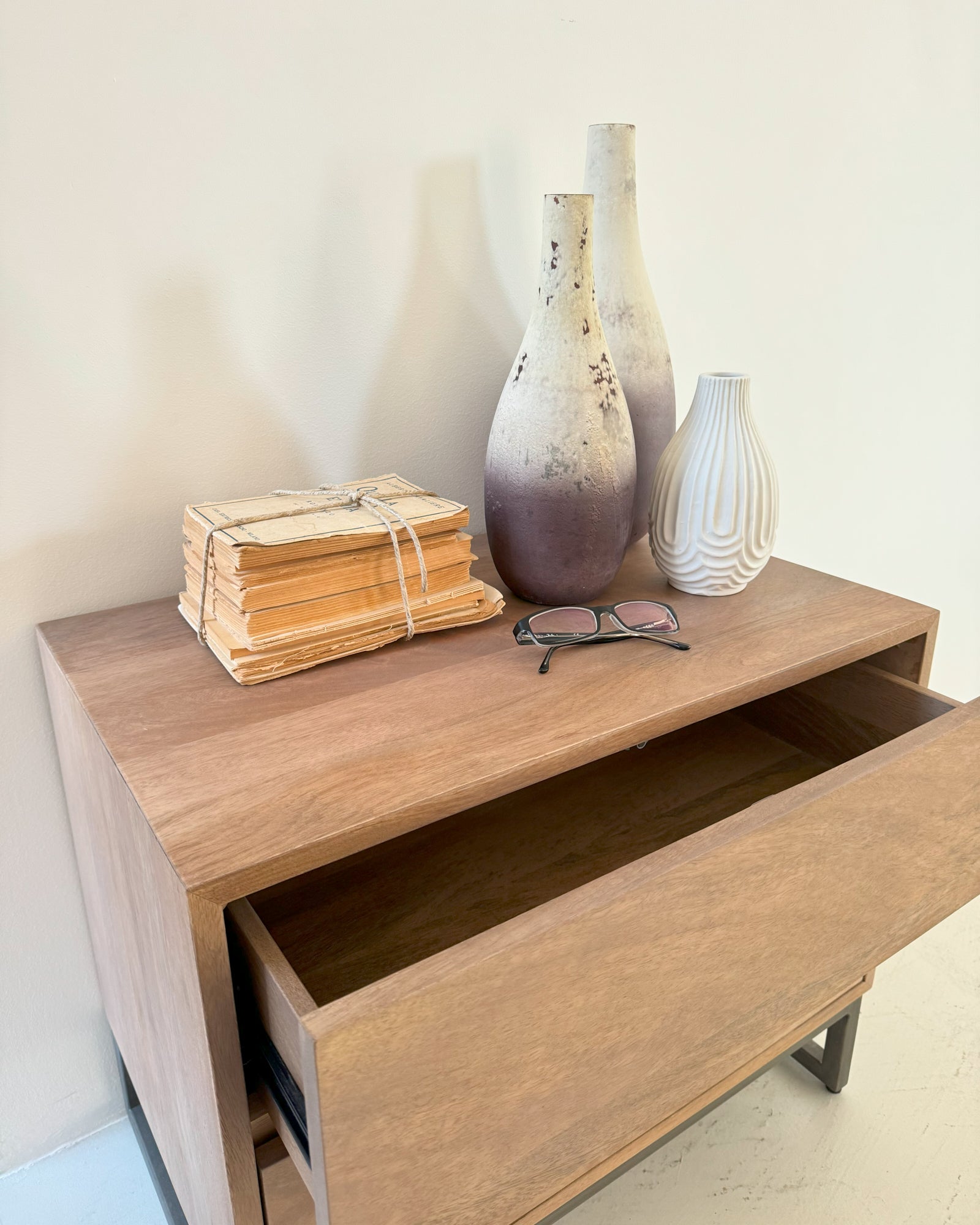 Comodino 2 cassetti in legno e ferro Skyline 60 cm - OrchideaMilano1981