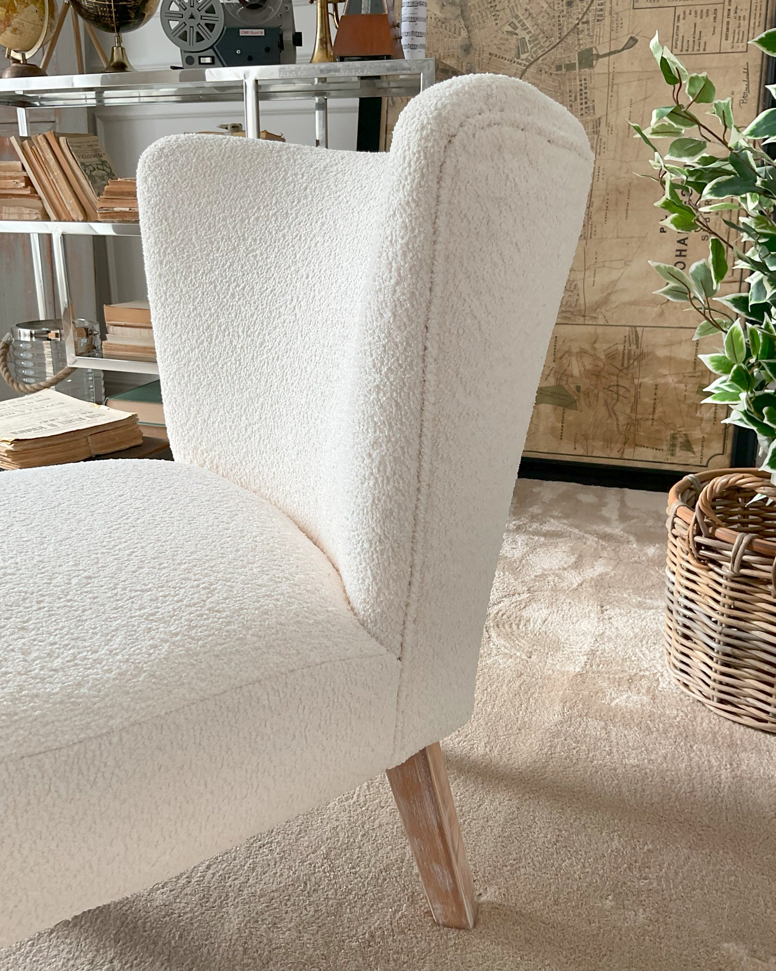Poltrona in tessuto bouclé e legno Pure White - OrchideaMilano1981