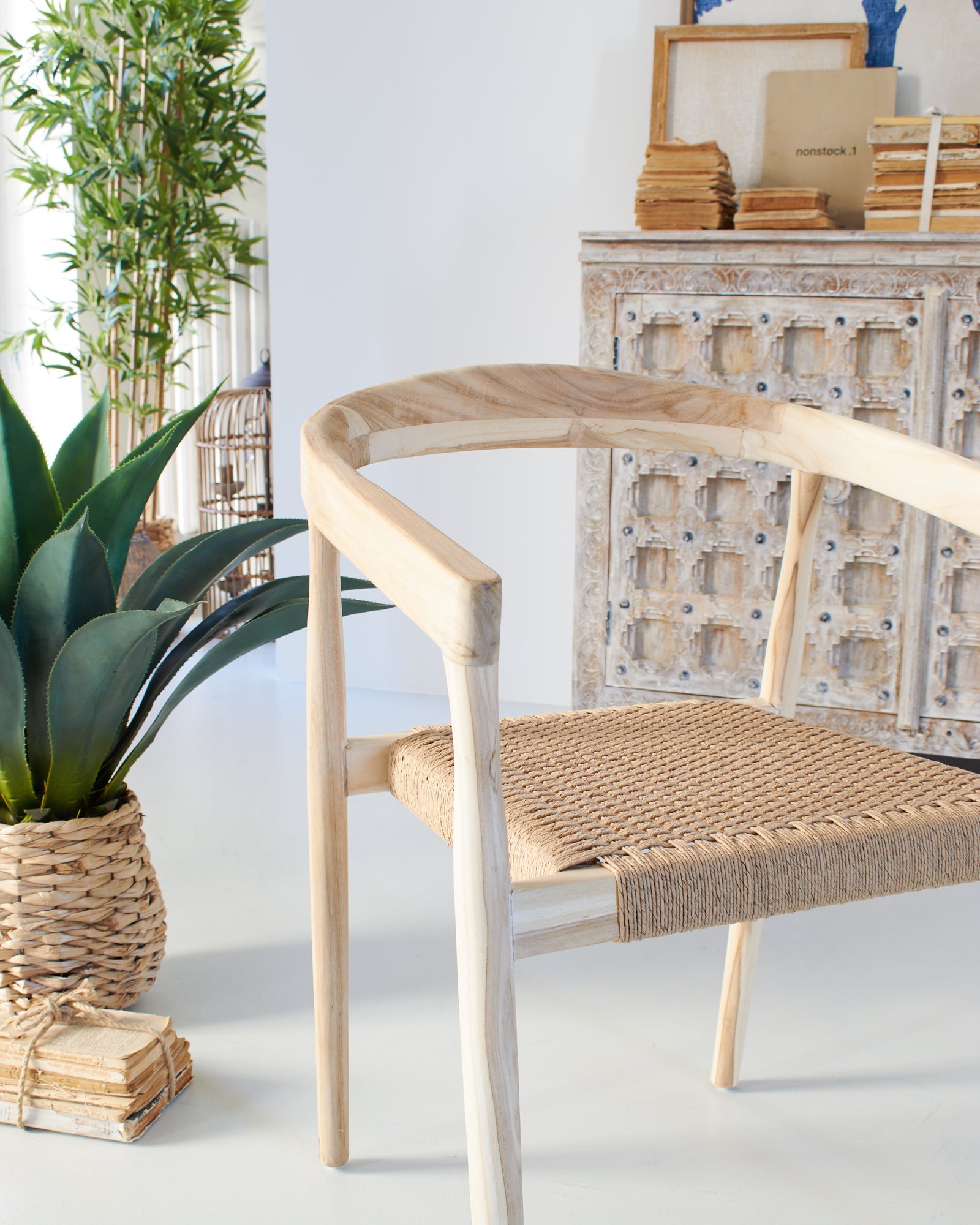 Sedia con braccioli in legno Colony - OrchideaMilano1981